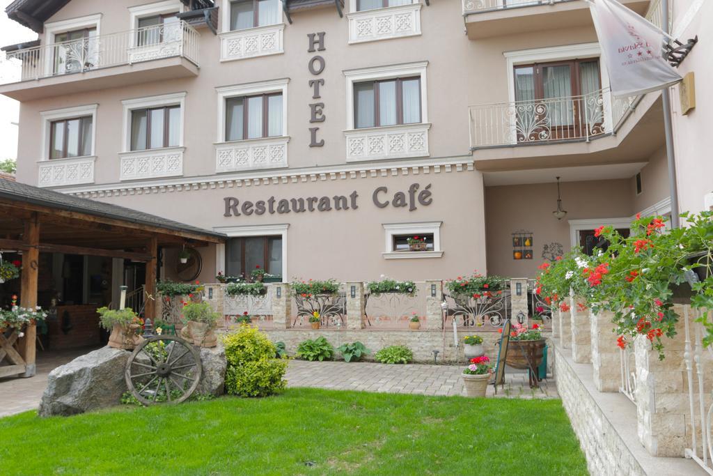 Hotel Slavia Salonta المظهر الخارجي الصورة